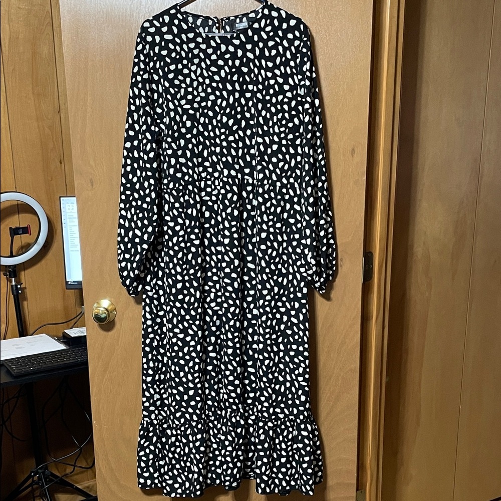 Missguided+ Black and White Long Sleeve Dress